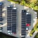 Solar Carport auf Parkplatz, Vogelperspektive