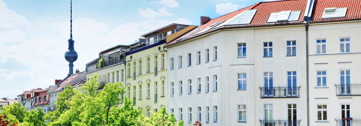 Häuserzeile mit Berliner Altbauten und Fernsehturm – typische Kulisse bei Altbausanierung Berlin