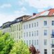 Häuserzeile mit Berliner Altbauten und Fernsehturm – typische Kulisse bei Altbausanierung Berlin