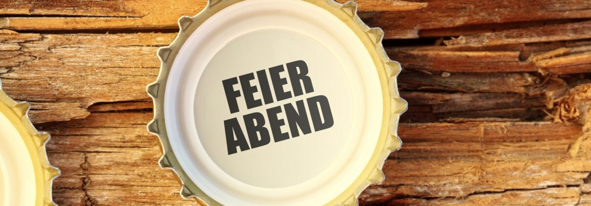 Symbolischer Feierabendmoment auf Holz | Gelee Royal kaufen