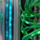 Grün leuchtende Multimode Kabel in einem Serverrack – energieeffiziente Infrastruktur für nachhaltige Maschinenbauanwendungen