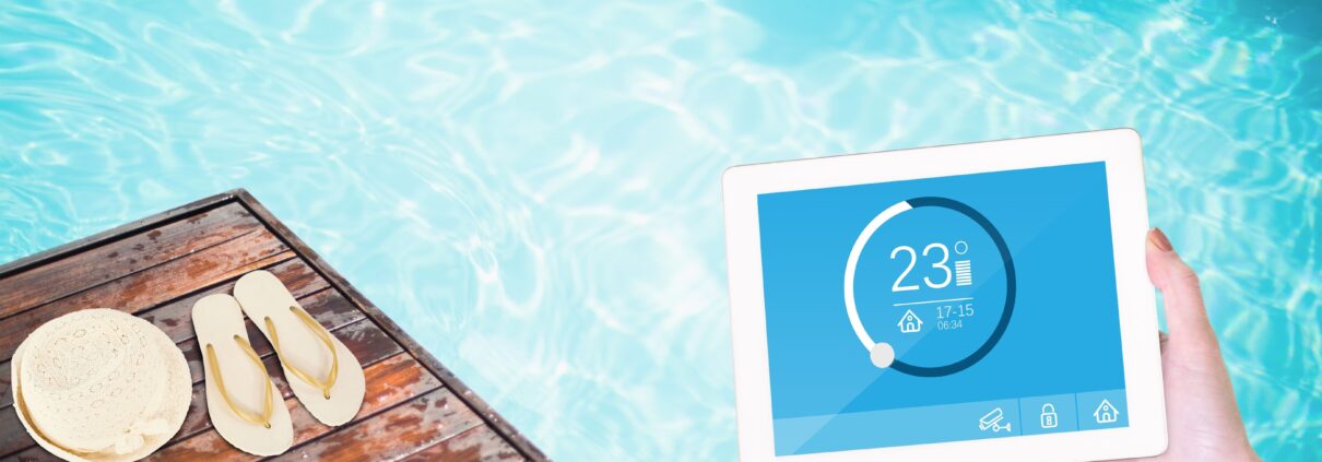 GFK Pool mit digitaler Temperatursteuerung per Tablet neben Holzdeck