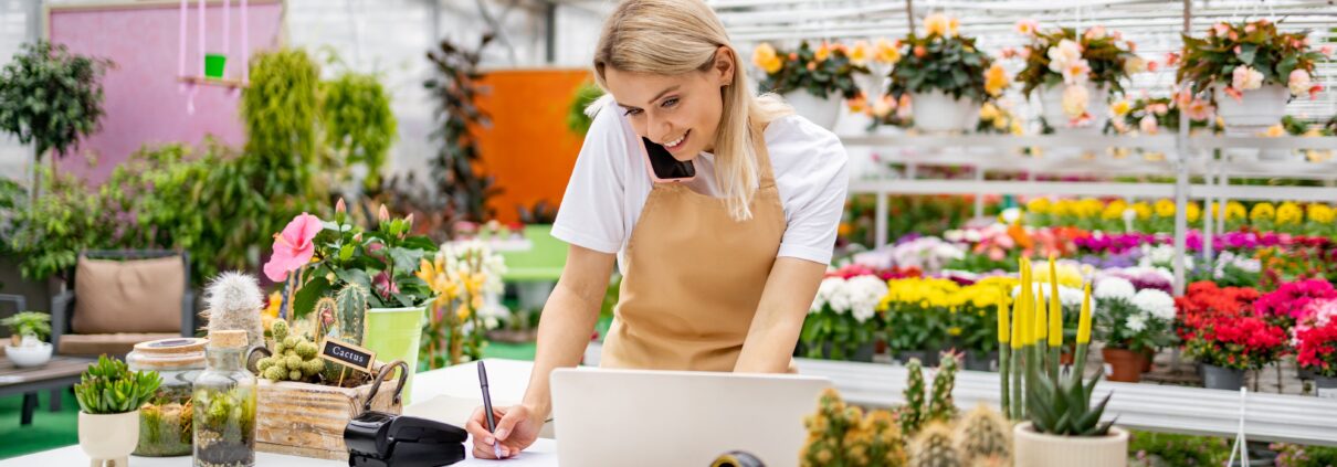 Blumentopf und E-Commerce im Fokus: Unternehmerin organisiert Verkauf und Beratung in einem modernen Gartencenter