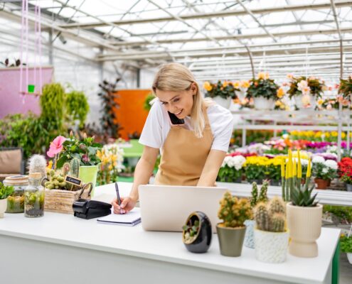 Blumentopf und E-Commerce im Fokus: Unternehmerin organisiert Verkauf und Beratung in einem modernen Gartencenter