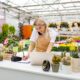 Blumentopf und E-Commerce im Fokus: Unternehmerin organisiert Verkauf und Beratung in einem modernen Gartencenter