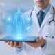 Arzt mit Hologramm und Tablet | Radiologie Köln