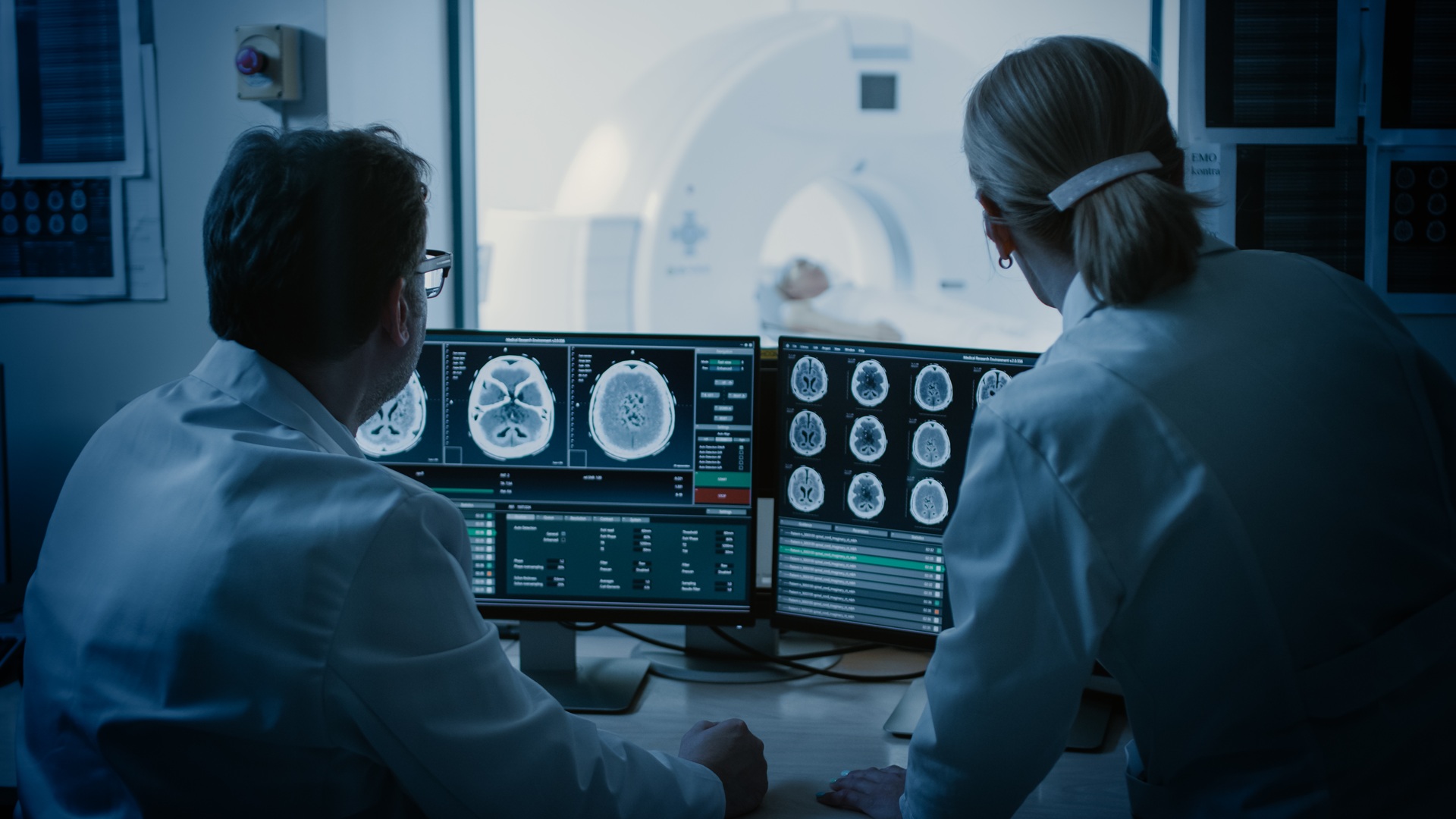 Ärzte analysieren MRT-Bilder | Radiologie Köln