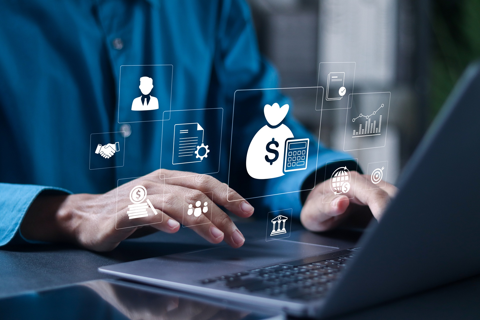 Digitale Finanzsymbole erscheinen über Laptop | Regenwassernutzung