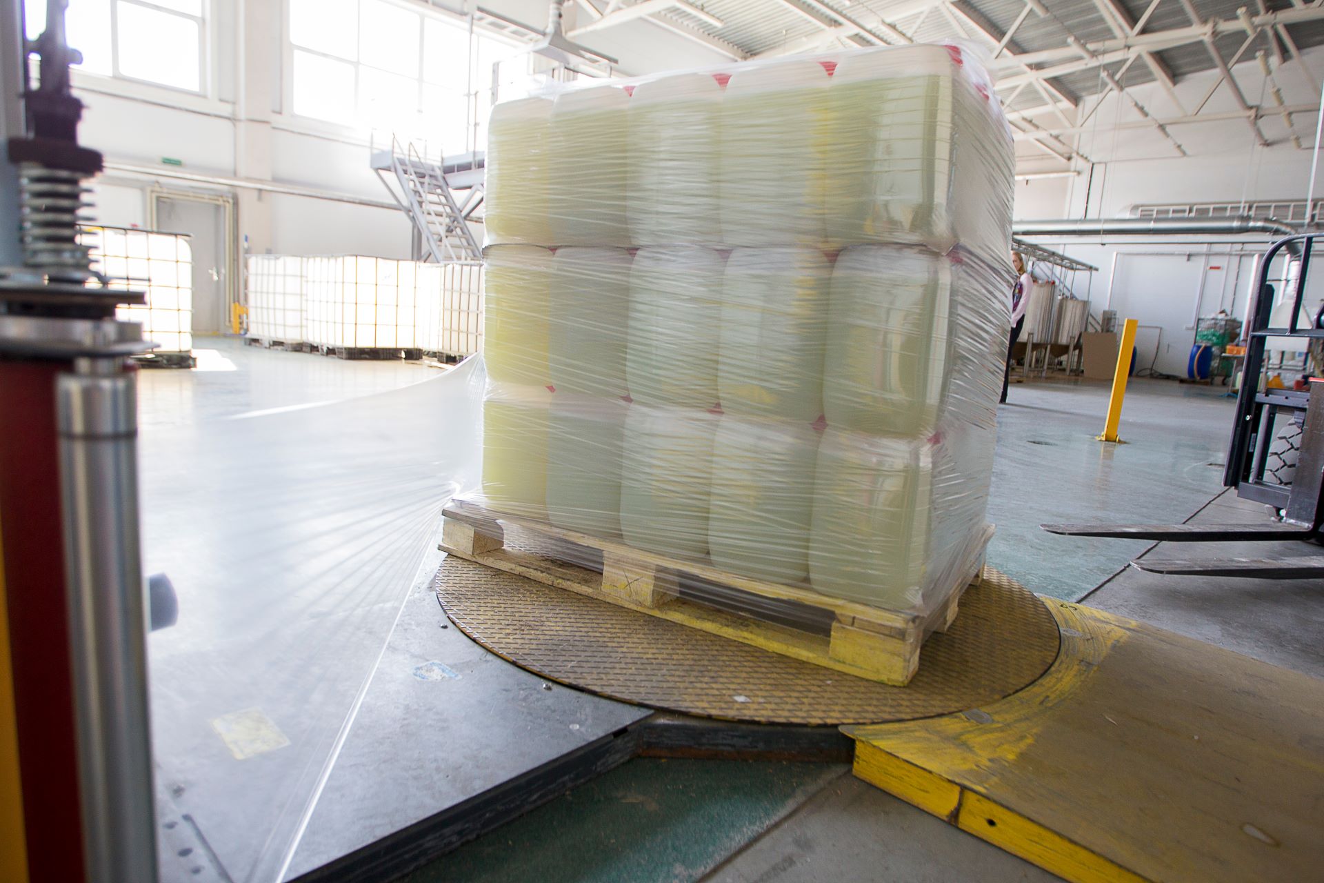 Palettenverpackung mit Stretchfolie in heller Lagerhalle