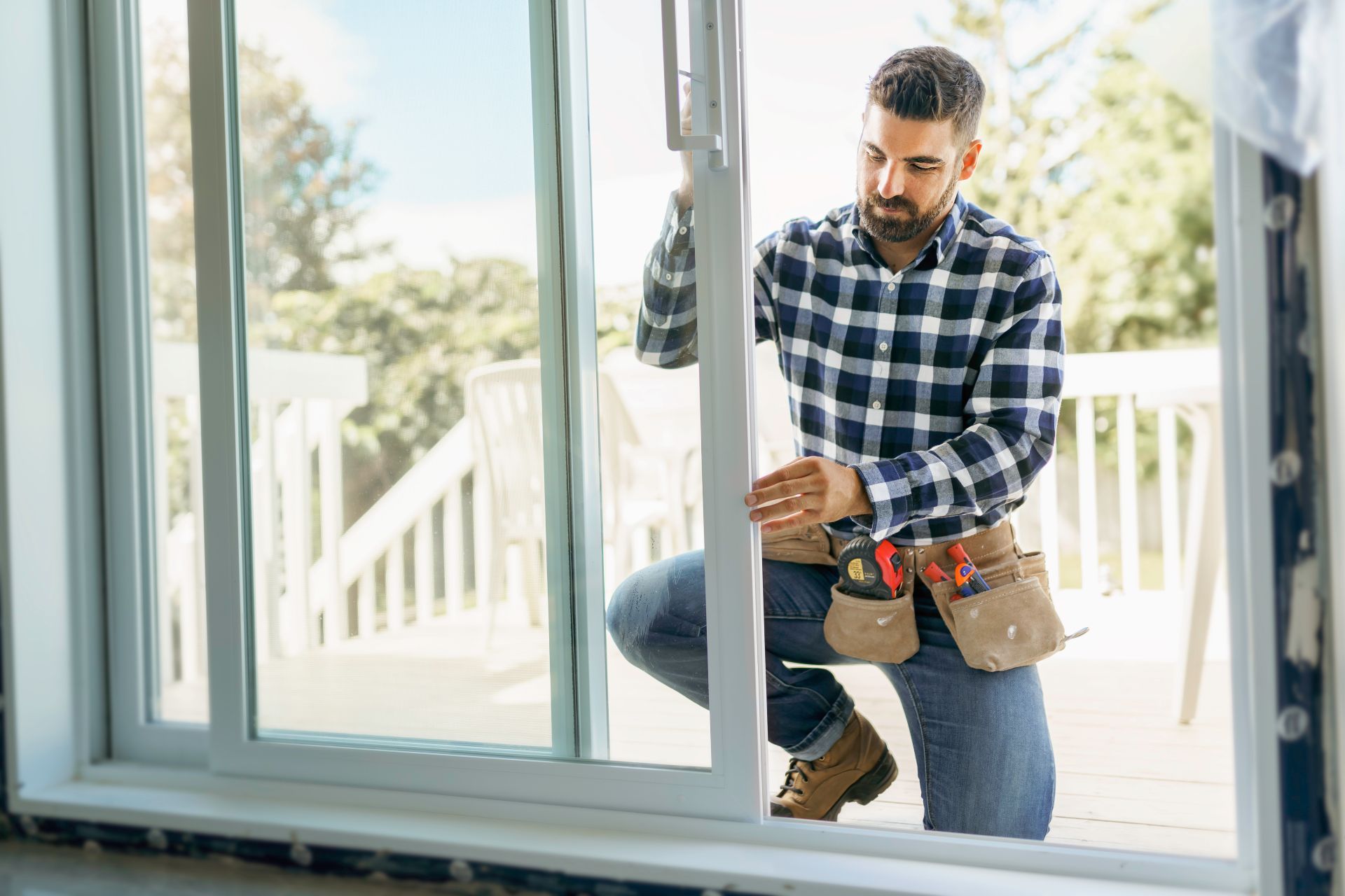 Handwerker montiert neue Fenster in Wuppertal und prüft die Qualität der Maßanfertigung im modernen Wohnhaus.