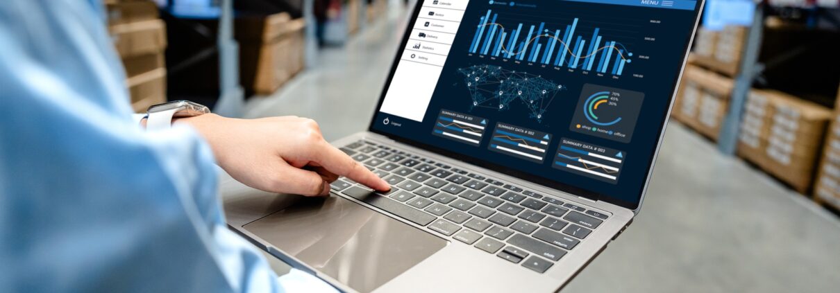 Person nutzt Logistik-Dashboard im Lager | Speditionssoftware