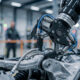Automatisierte Fertigungslinie mit Robotern und vernetzten Maschinen in einer modernen Industriehalle